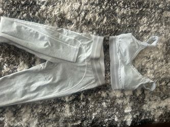 Alo Yoga Two-Piece Set Leggings and Bra