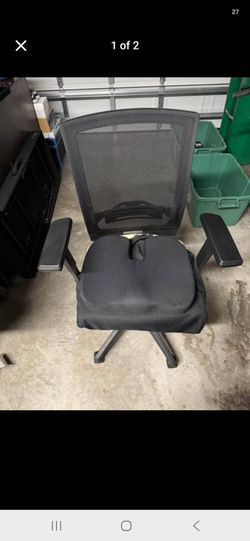Mesh Back Office Chair with Ergonomic Seat Cushion

Office Chair (Needs New Cushion)