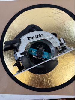 Used Makita XAH04 Circular Saw 18V with 1 battery, no charger