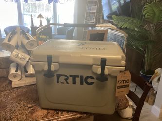 Rtic 20 3 day cold 30 cans   Brand new