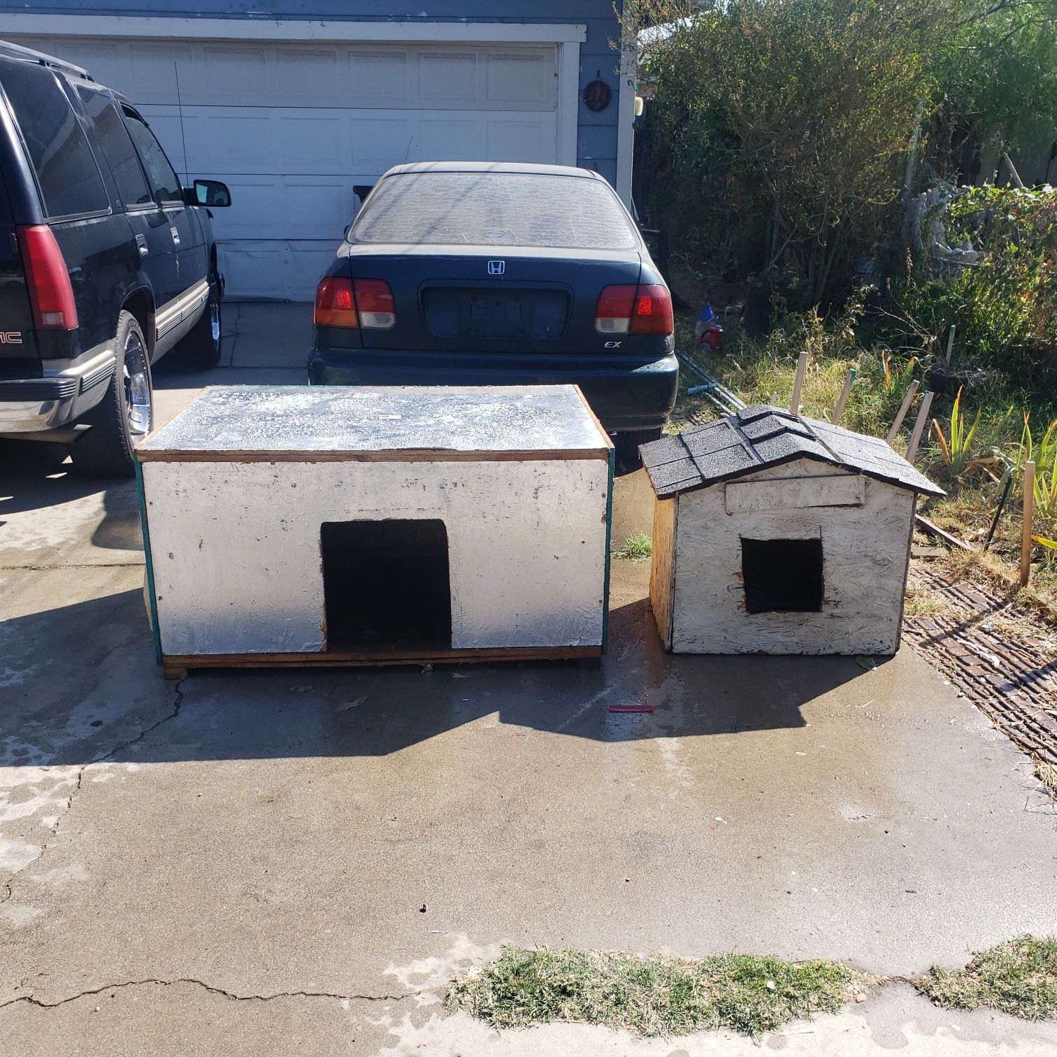 "FREE" 2 Dog Houses 1 small dogs 1 larger dogs