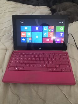 Microsoft Surface RT 8.1 32gb HD w/ pink detachable keyboard and original charger
