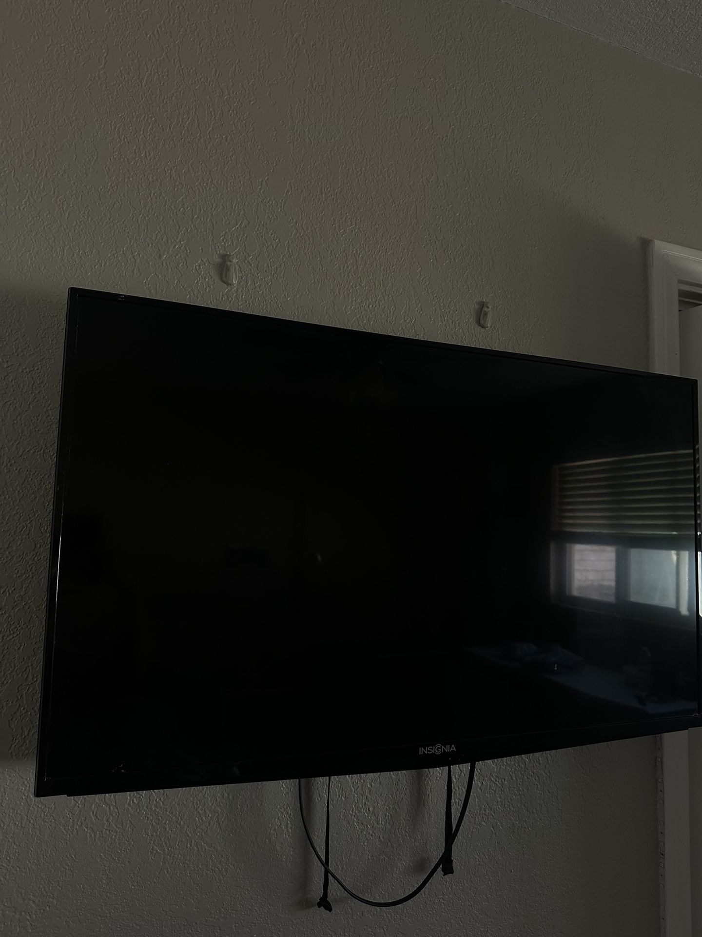 32” INSIGNIA TV works great