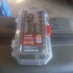 HUSKY  26-PIECE UNIVERSAL SOCKET SET WITH 100 -POSITION RATCHET