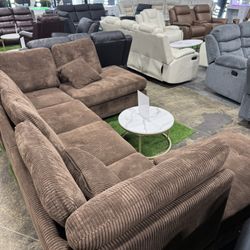 Living Room Sectional with Ottoman in Brown / Sala de estar seccional con otomana en marrón