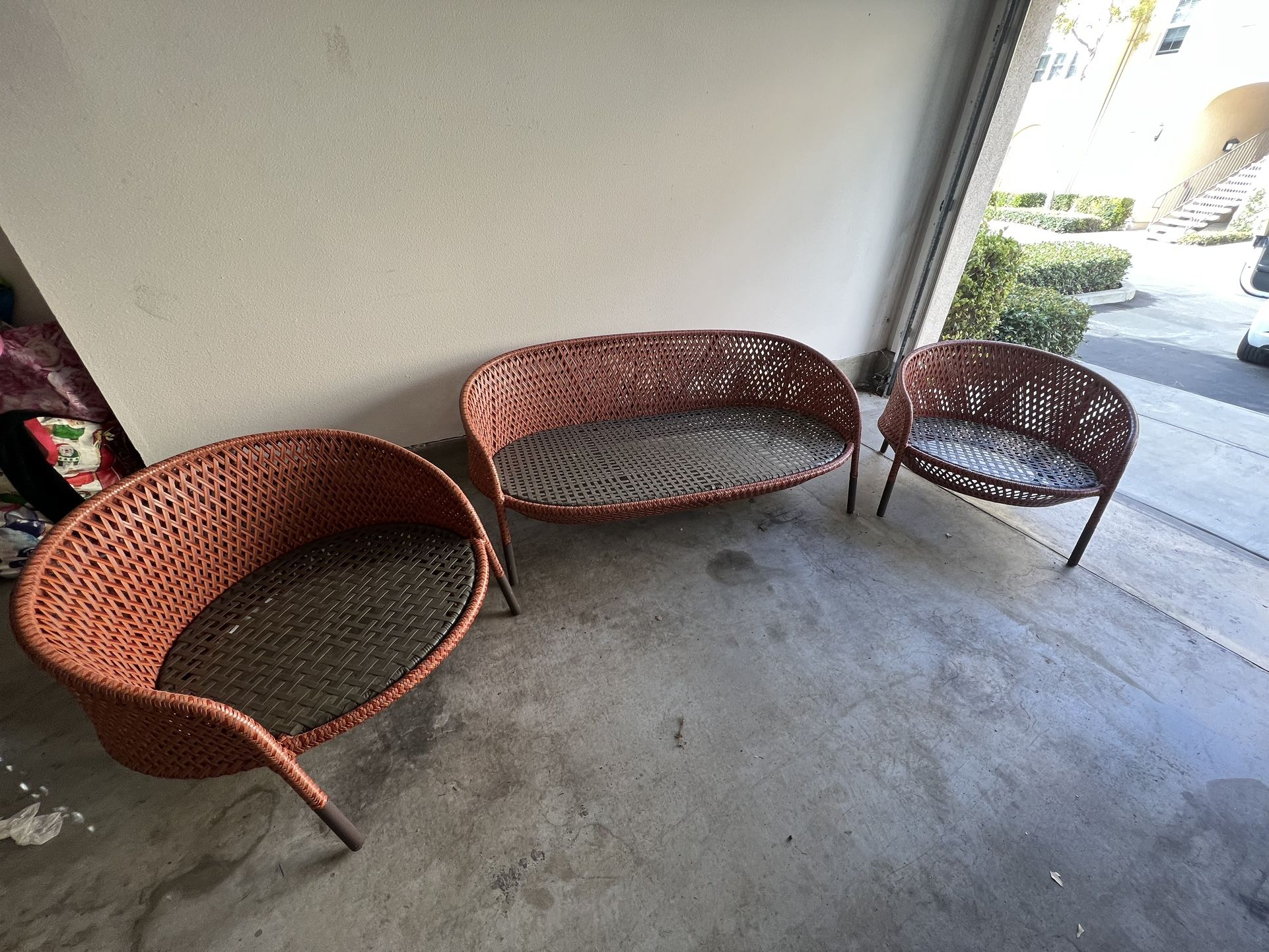 Outdoor Patio Love Seat And 2 Chairs 