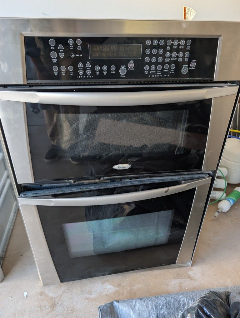 Kitchen Appliance -- Combination Microwave/Oven