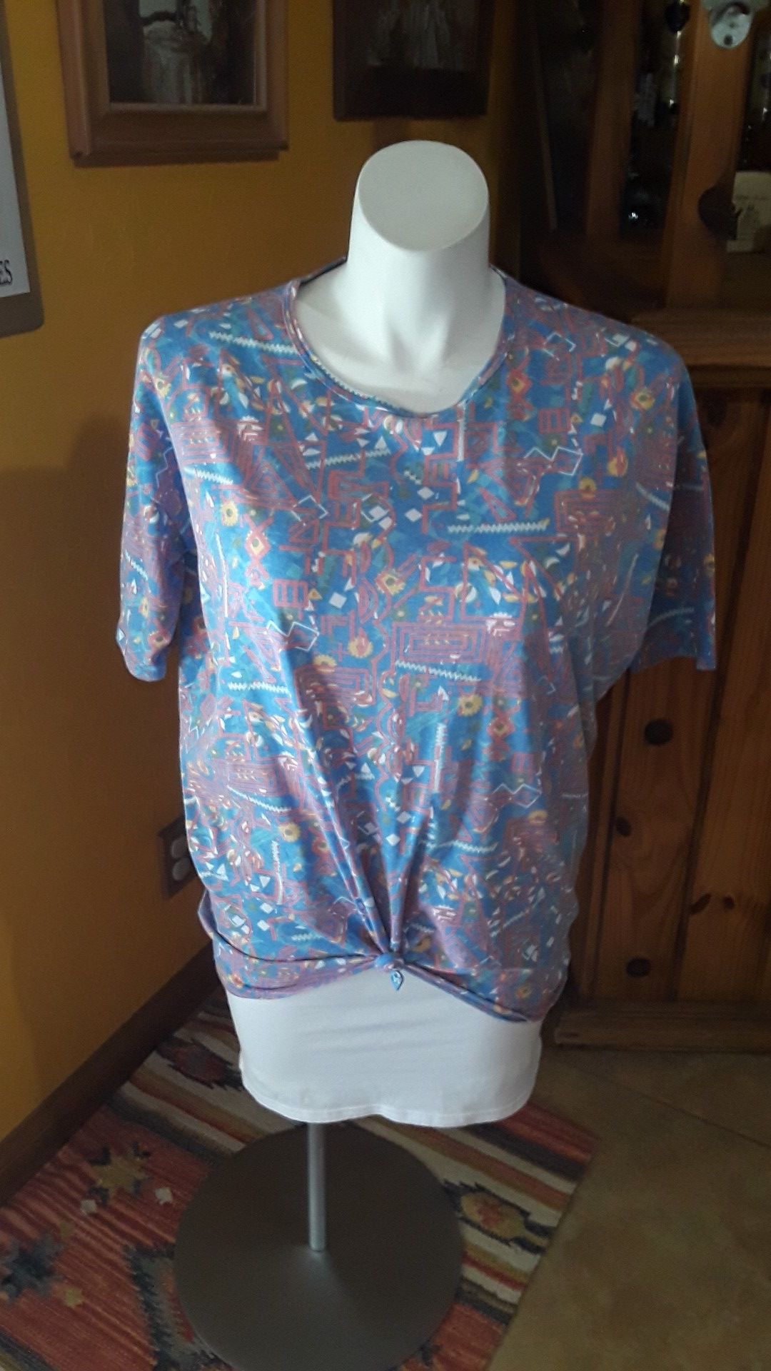 LULAROE CUTE TOP