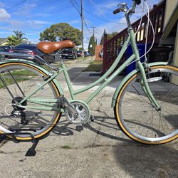 Retrospec City Bike Medium Frame 
Practically New Ready to Ride 