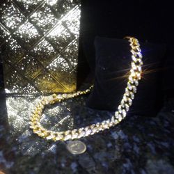 ⚠️Yellow One Luxury Lab Diamonds 18" Cuban Link Chain Imported ... Pick up near the Perimeter Mall Atlanta exit 29 Ashford Dunwoody Rd