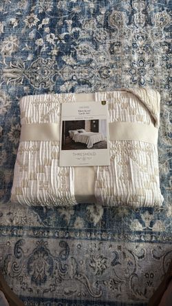 New Matelasse 3 pc. Full/Queen Quilt Set