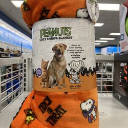 Peanuts Cozy Sherpa Pet Blanket