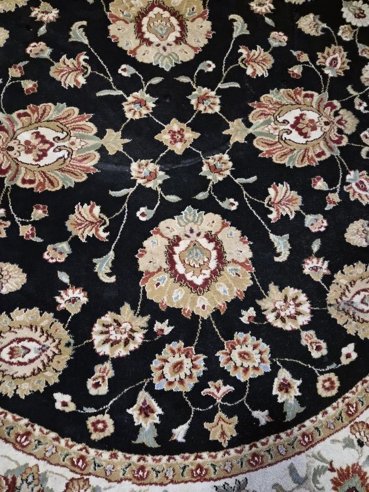 Round Rug.