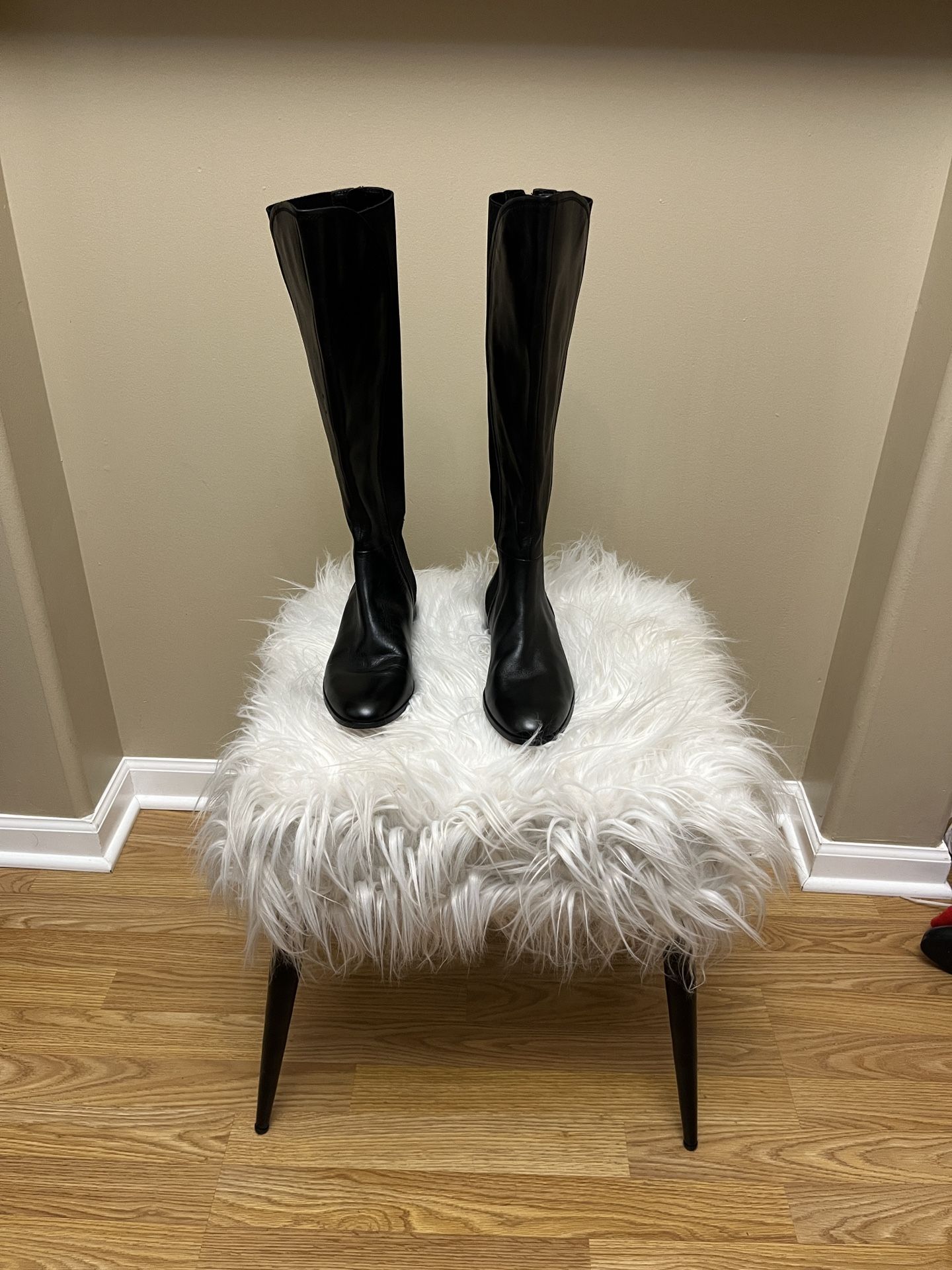 Louise et Cie Women’s Valley Elastic Back Knee High Leather Black Boots. Size 9.5. New.