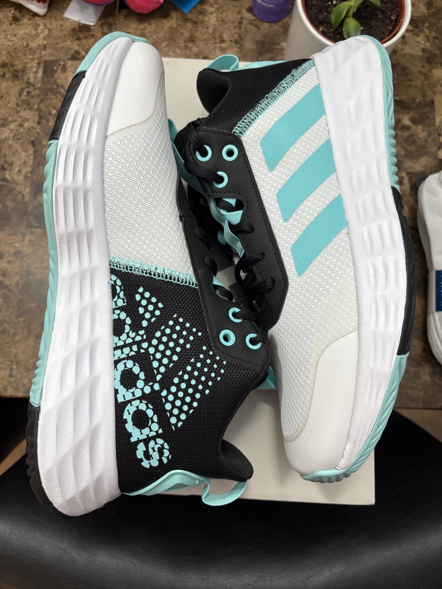 Adidas ownthegame 2.0 sz 9.5