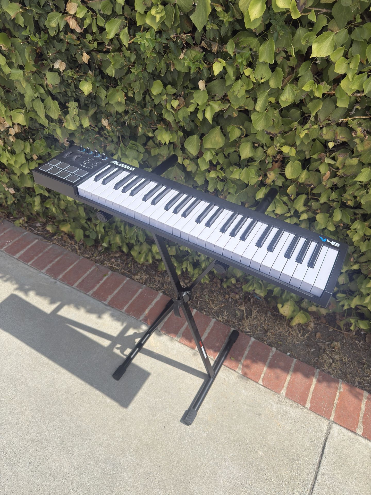 Alesis V49 midi keyboard