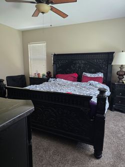 Beautiful Ashley Furniture Brittania Rose collection Cal King bedroom set black
