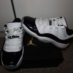 Jordan retro 11 low Irridecent 6.5Y