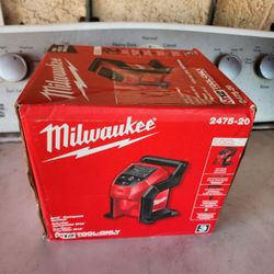 Milwaukee
M12 12-Volt Lithium-Ion Cordless Electric Portable Inflator (Tool-Only)