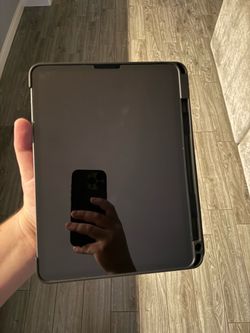 iPad Pro 11” 1st Gen 64 GB WIFI+Cellular with case and screen protector