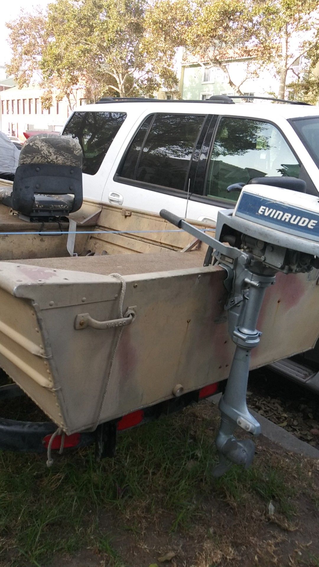 Jon aluminum boat. 14 feet. evinrude engine.. Pinkslipp in hand..