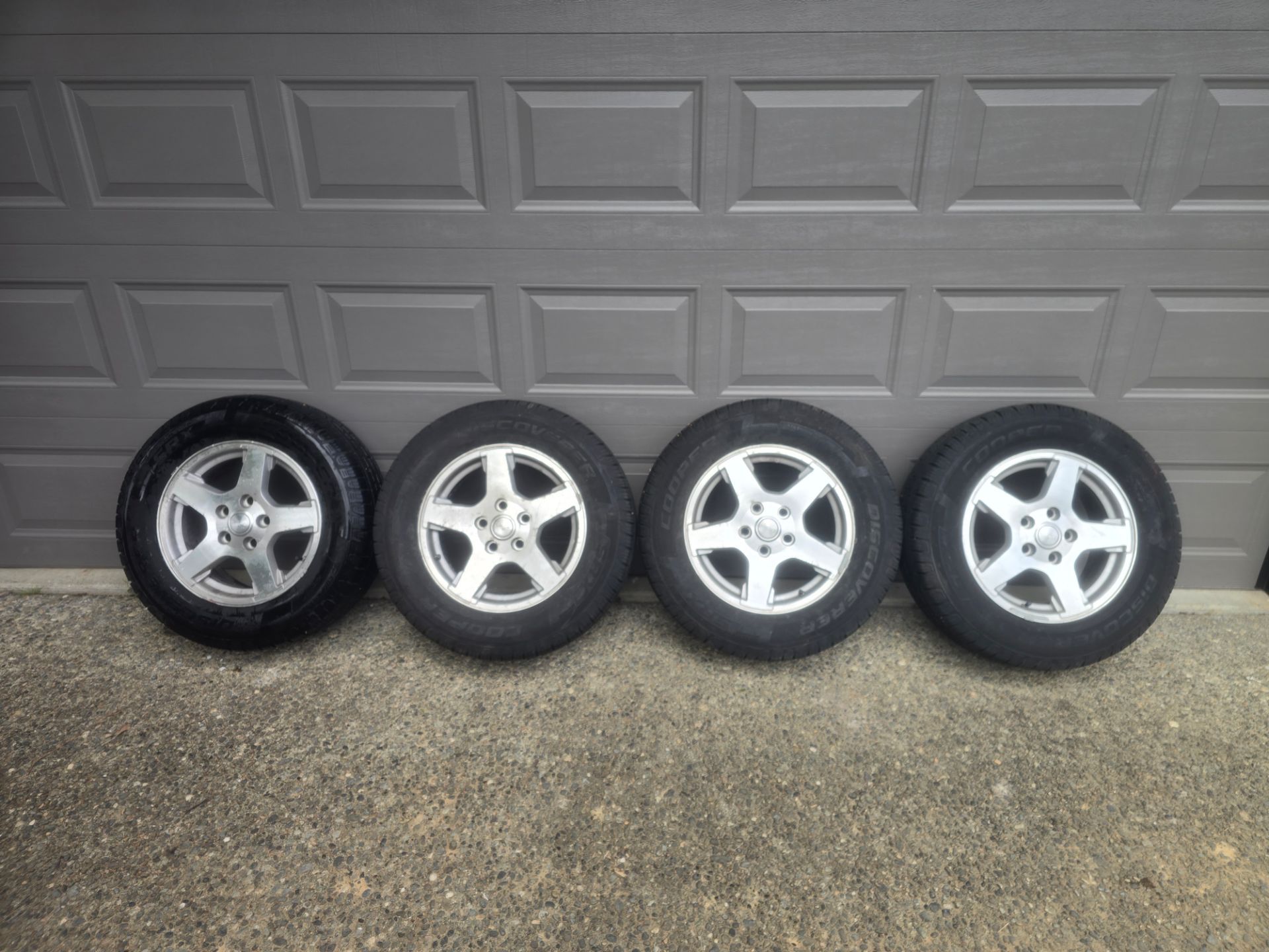 Set of 4x oem Jeep Grand Cherokee wheels and tires