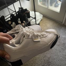 Woman’s Pumas 