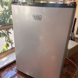 Mini Fridge. Black And Decker