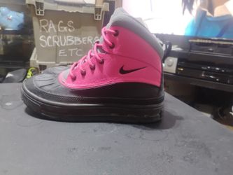girls Woodside Nike boots size 4.5 y $40