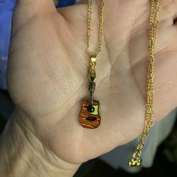 Love the  Guitar Necklace 