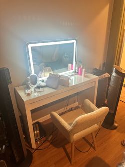 Makeup vanity for women
