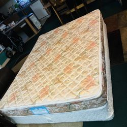 $280-Thinner metal spring queen Mattress with boxspring.  Pick up is in Yakima near Fred Meyer’s   $280-Colchón tomano queen más delgado  y somier/caj