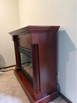 Free standing electric fireplace