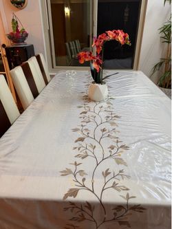 Moving sales /Extendable Dining table with 6 chairs