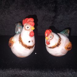 A pair of salt and pepper shakers of a rooster and a hen