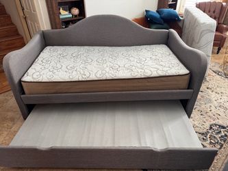 Trundle bed- like new+ mattress