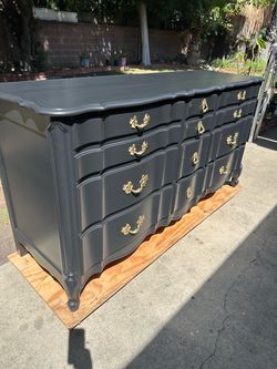 DRESSER