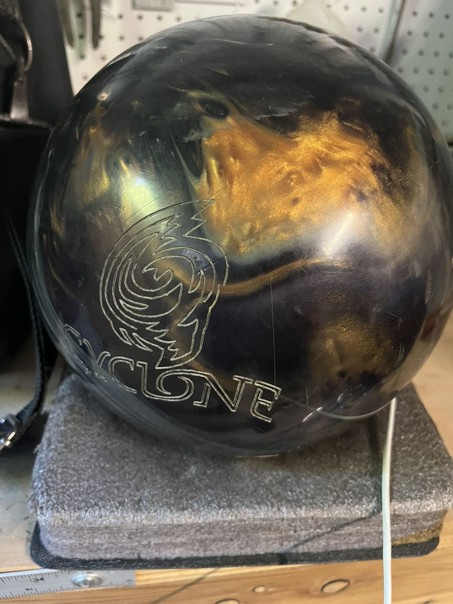 Bowling Ball - Ebonite Cyclone 15lb 