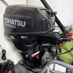 Tohatsu 20 HP 4-Stroke Outboard Motor (Includes Stand & Fuel Tank)