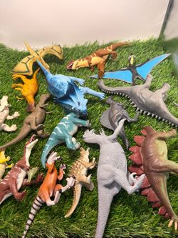 Lot of 17 Plastic Dinosaur Toy Figures