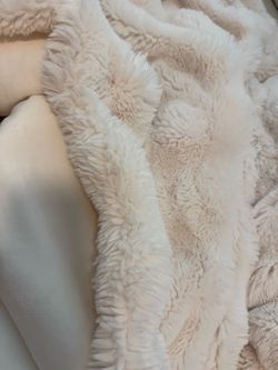2-Piece Twin Blanket Set – Plush Faux Fur & Sherpa Fleece – Like New