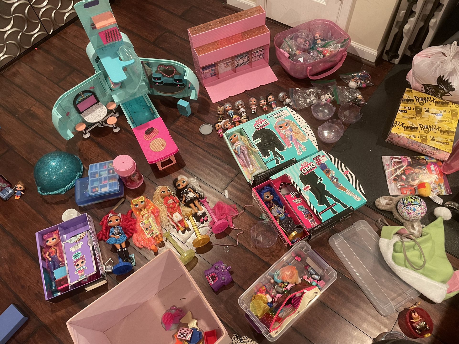 Lol Dolls and accessories Camper ( I consider a good offer