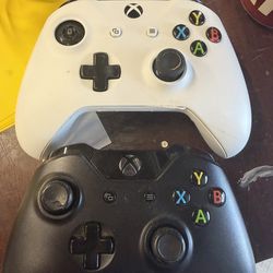 2 Xbox one controllers and Jurassic World game