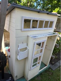 Kids’ backyard playhouse