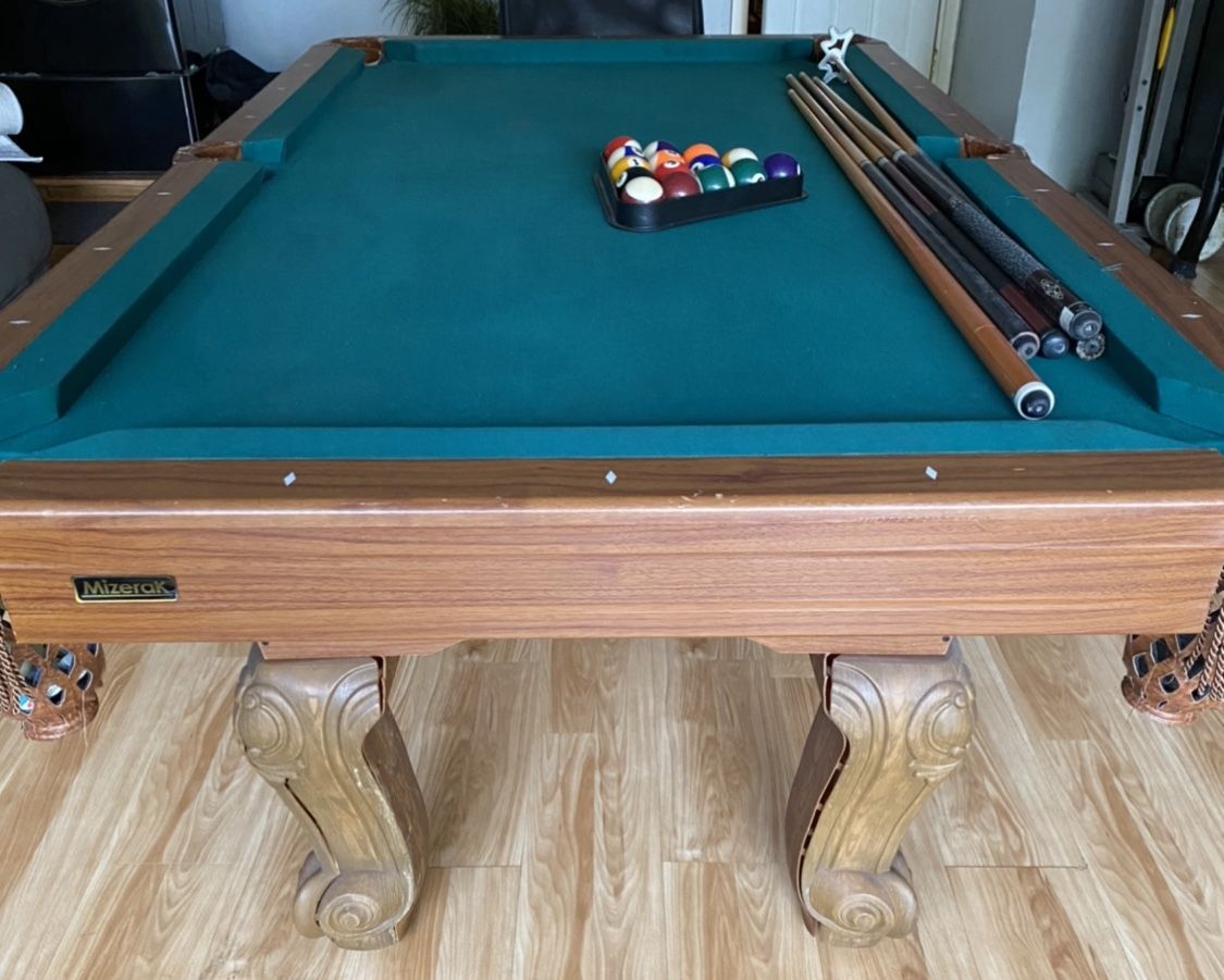 Pool Table With Rack And 5 Pool Sticks. 7ft. Mizerak Brand