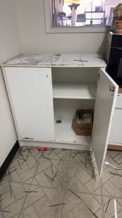 Storage cabinet with lock
