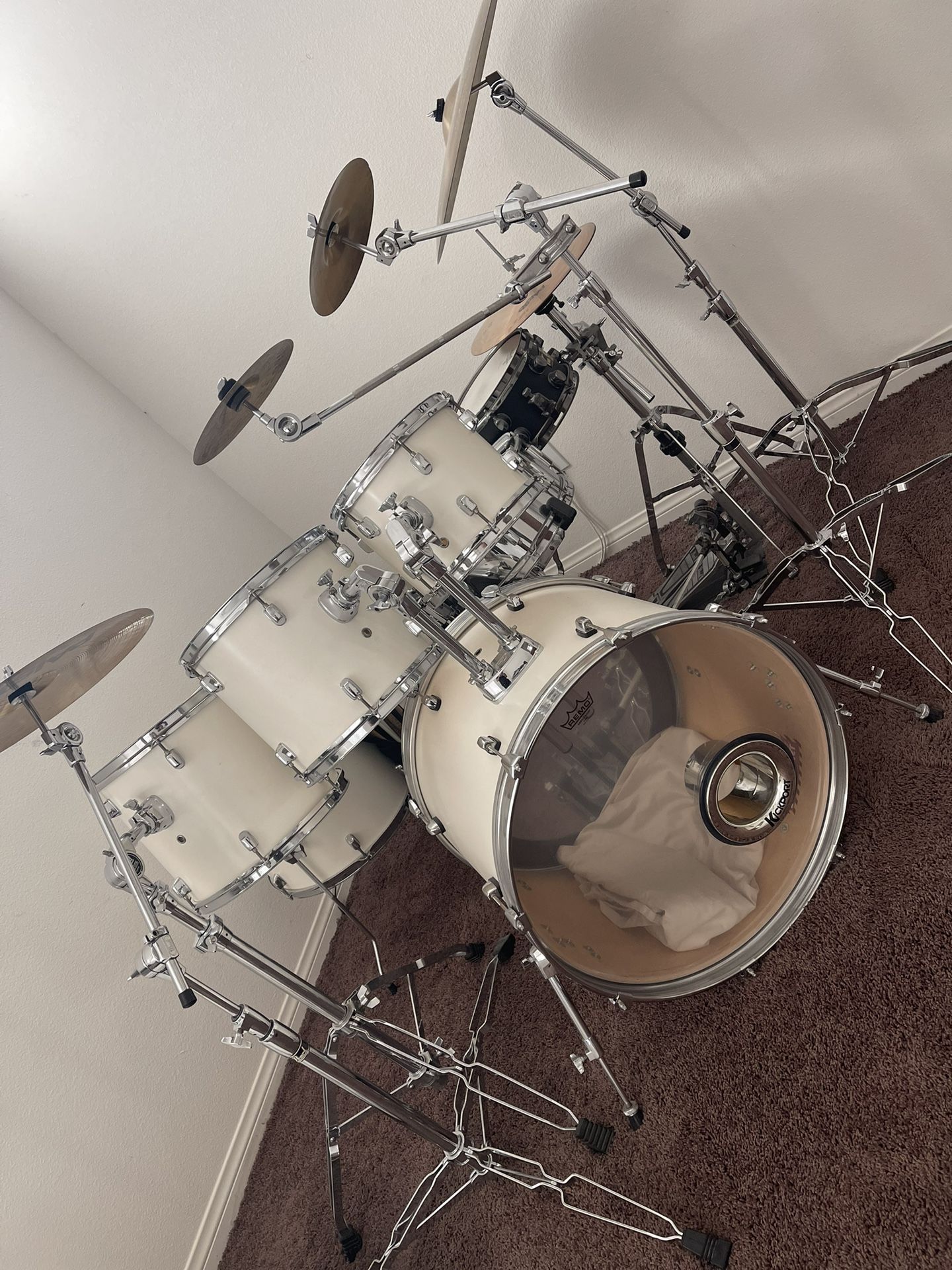 Pearl Custom Drum Set.. Satin White Finish 6 Pack With Extra Maple Mapex Snare