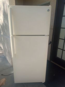 GE Top-Freezer Refrigerator Bisque/Almond