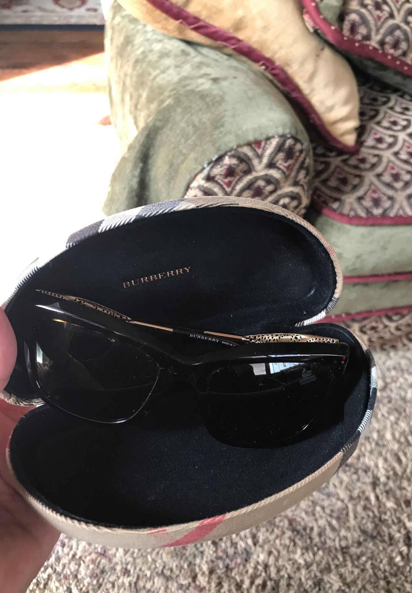 Burberry sunglasses women’s with hard case in mint condition brown with gold