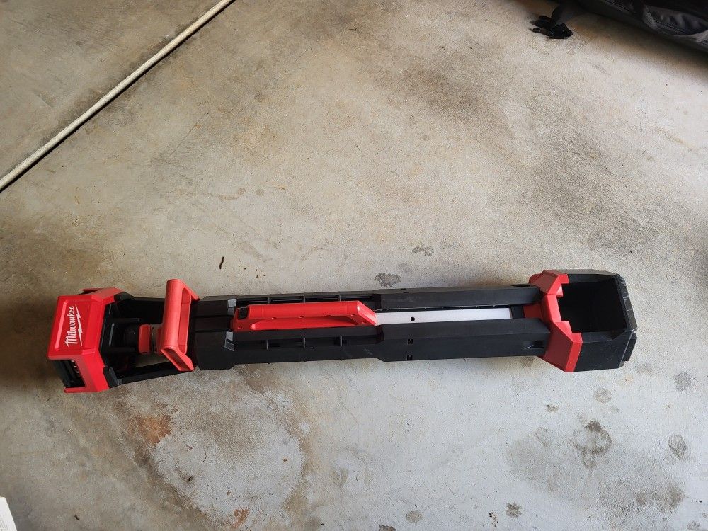 MILWAUKEE Cordless Tripod Light: M12,